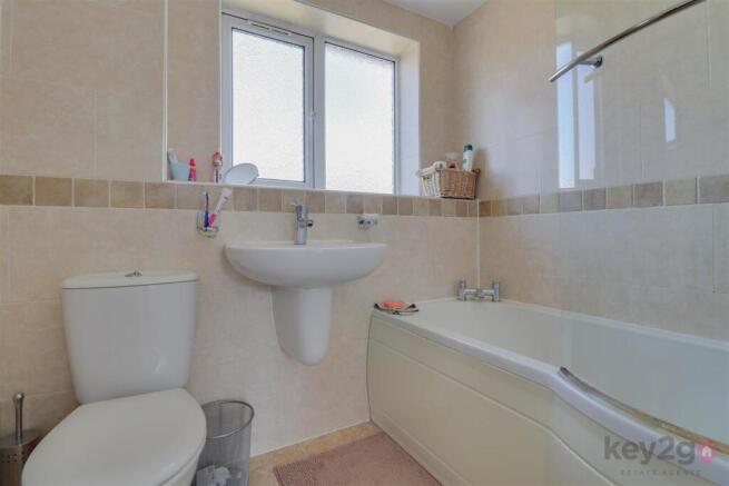 4 bed Detached for sale Image 8