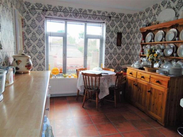 DINING KITCHEN 2.JPG