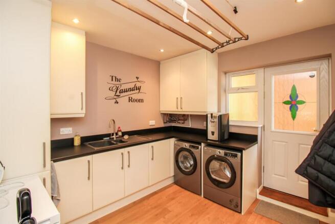 5 bed Detached for sale Image 6