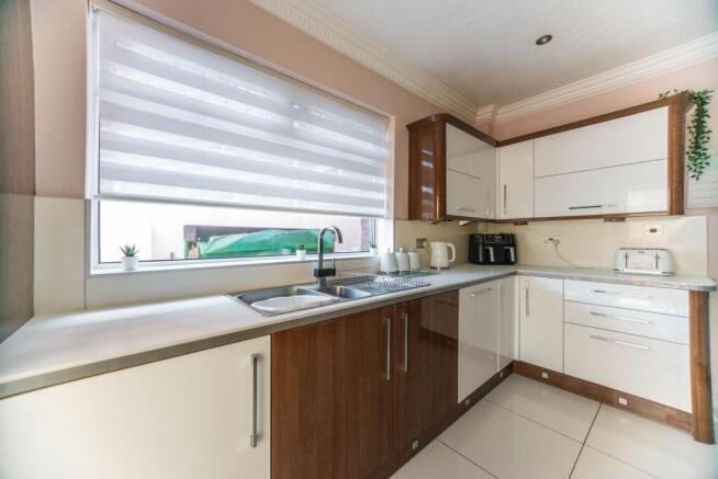3 bed Terraced for sale Image 10