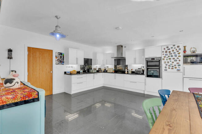 4 bed Detached for sale Image 9