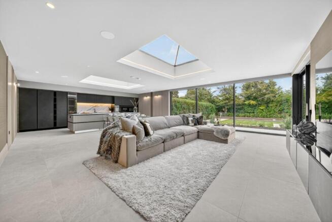 8 bed Detached for sale Image 5