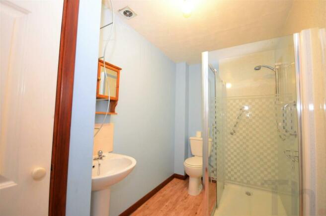 Shower Room - Newport - Isle of Wight Lettings.JPG