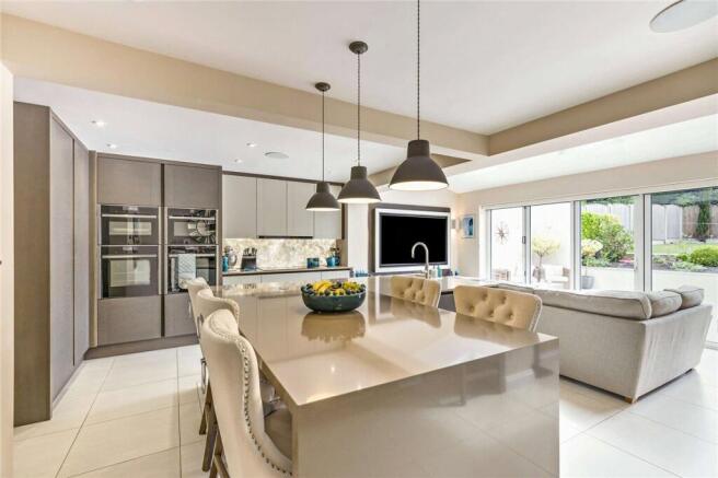 5 bed Detached for sale Image 5