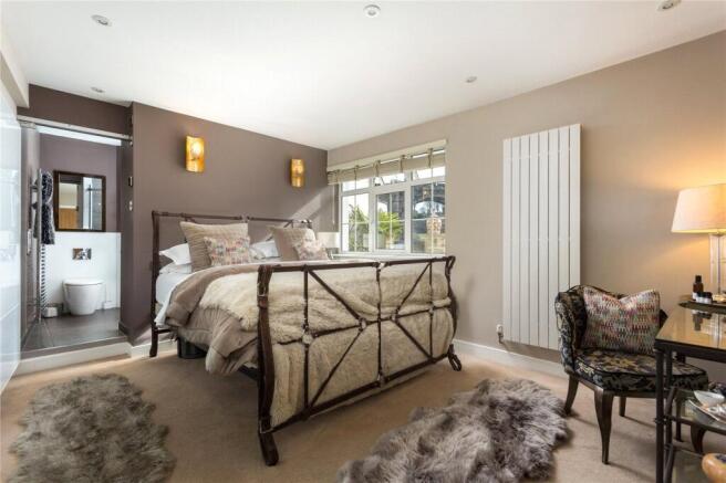 5 bed Detached for sale Image 11