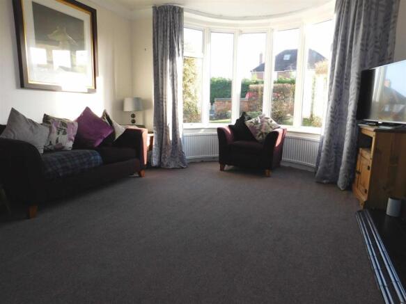 LIVING / DINING ROOM