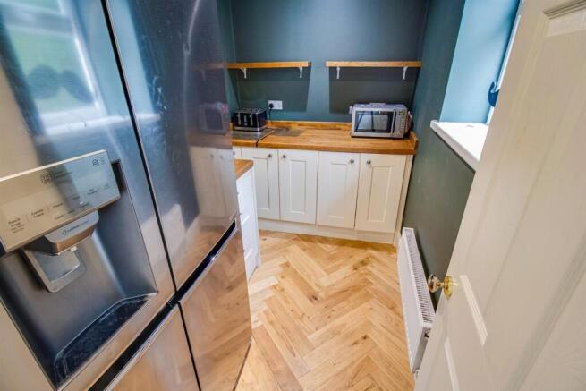 5 bed Detached for sale Image 11