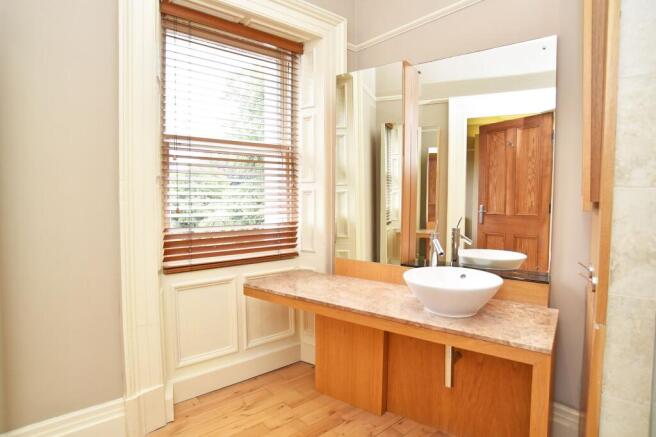 3 bed Flat to rent Image 12