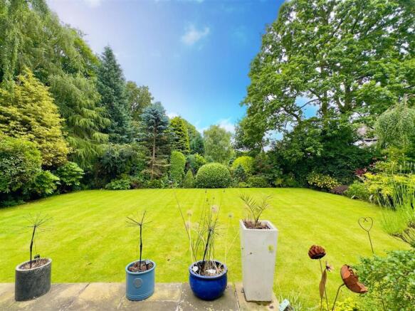 5 bed Detached to rent Image 7