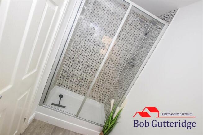 EN-SUITE SHOWER ROOM