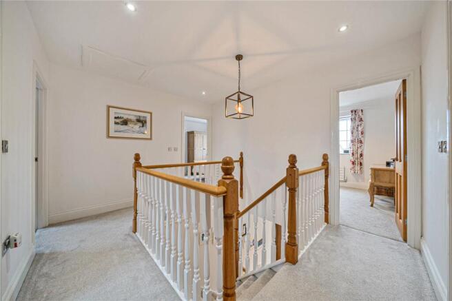 5 bed Detached for sale Image 9