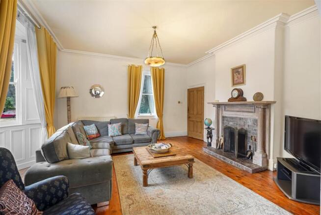 6 bed Detached for sale Image 10