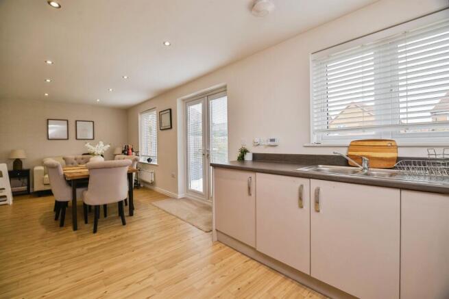 4 bed Detached for sale Image 5