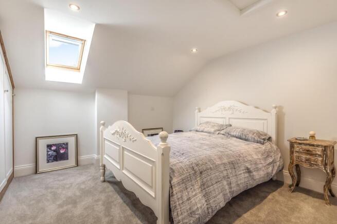 4 bed House to rent Image 9