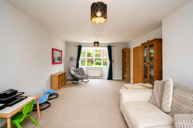 5 bed Detached for sale Image 7