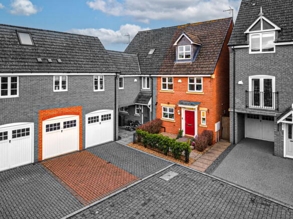 4-bed semi-detached on Fosse Close, Burbage, LE10 2EH, £330,000