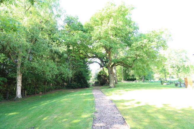2 bed Apartment to rent Image 9