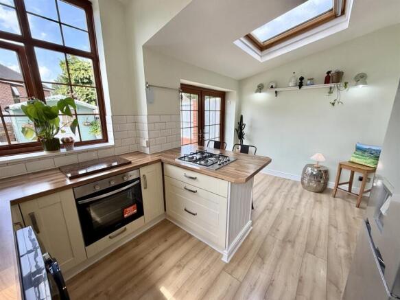 3 bed Semi-Detached for sale Image 9