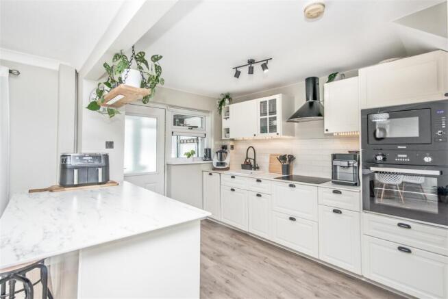 Modern Fitted Kitchen: