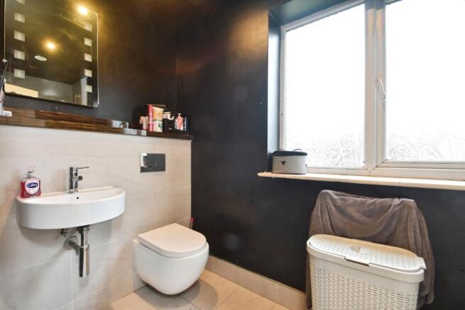 5 bed Detached for sale Image 8