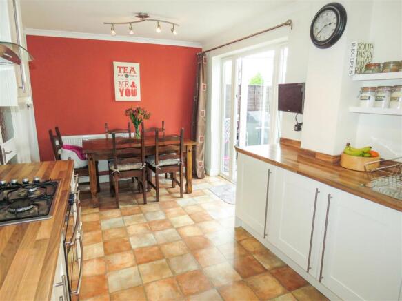 KITCHEN/DINING ROOM