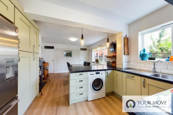 Kitchen / Dining Roo