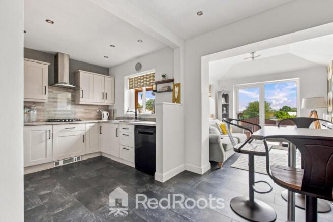 4 bed Semi-Detached for sale Image 8