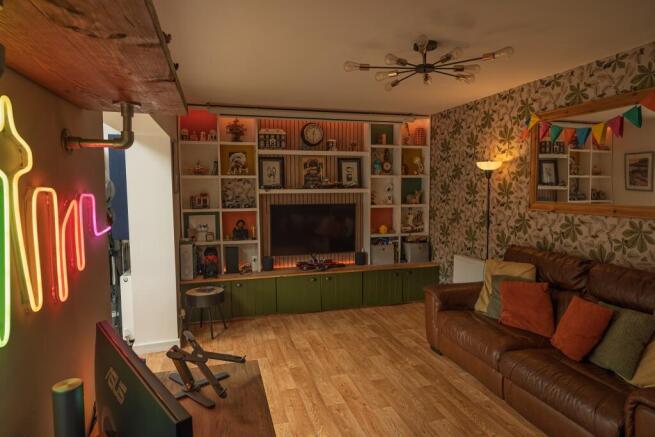4 bed Semi-Detached for sale Image 6