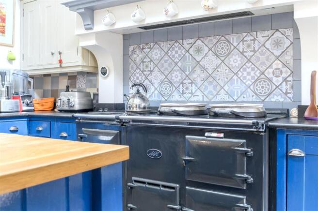 6 bed Detached for sale Image 8