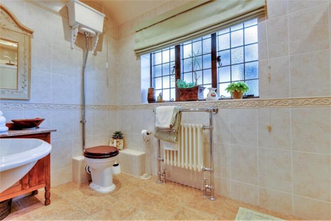 FAMILY SHOWER ROOM