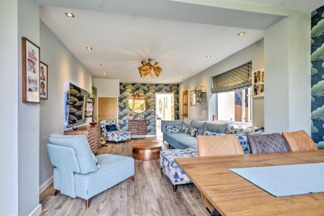 6 bed Detached for sale Image 7