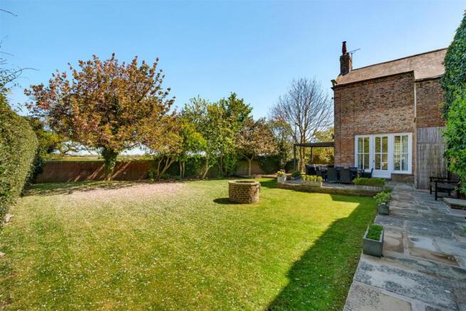 6 bed Detached for sale Image 6