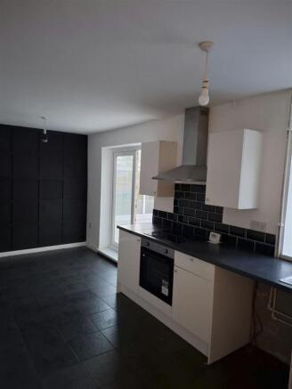 Kitchen (2).jpg