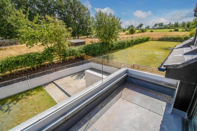 5 bed Semi-Detached for sale Image 11