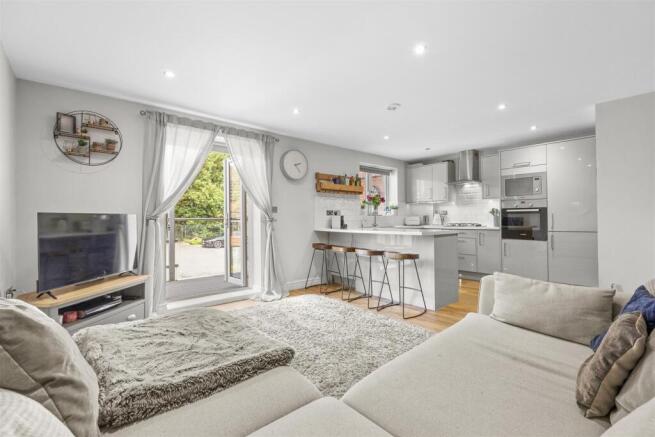 Flat 4, 77 London Road, HP11 1BN-8.jpg