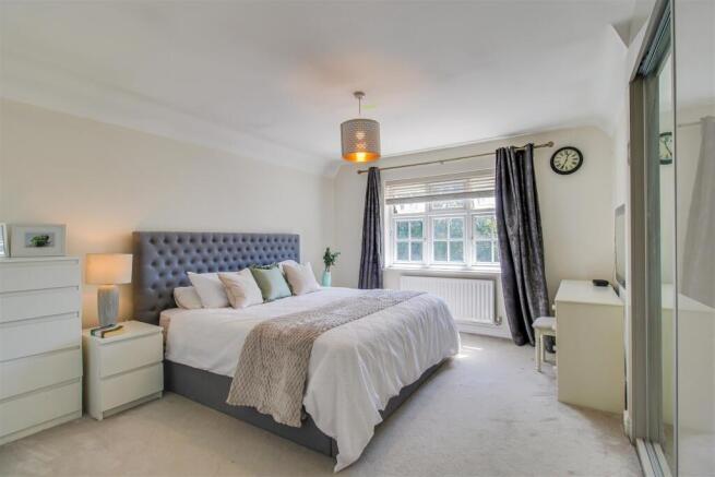 4 bed Detached for sale Image 8