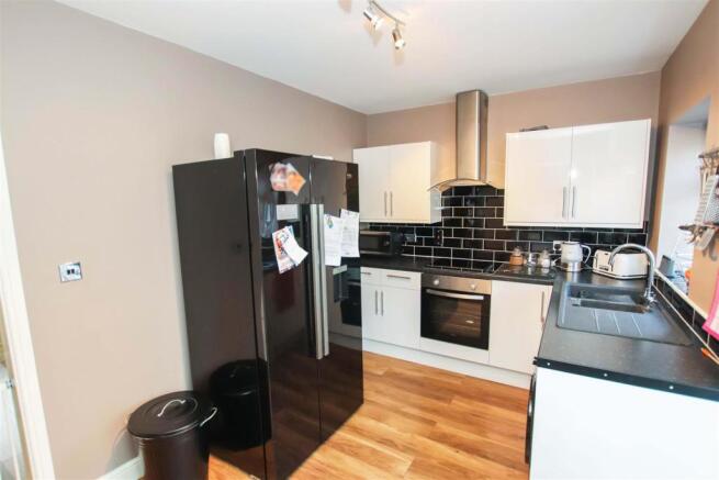 FITTED KITCHEN / DINER