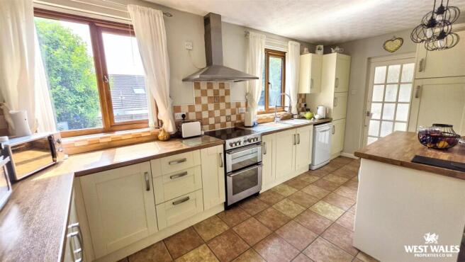 2nd best kitchen (2).jpg