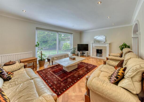 1 Saxon Court-lounge1.jpg