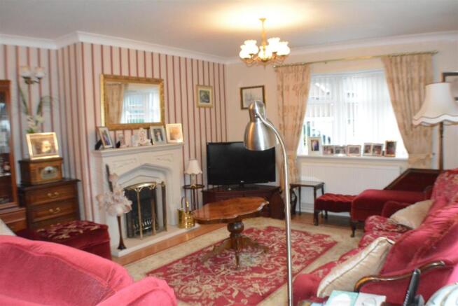Lounge/Dining Room Second Picture