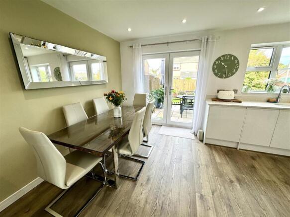 KITCHEN/DINING ROOM