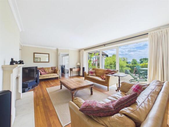 5 bed Detached for sale Image 6