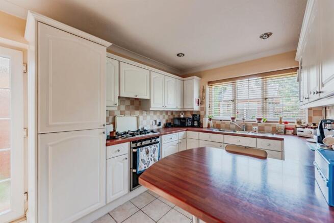 Redehall Road, Smallfield, Horley photo 4