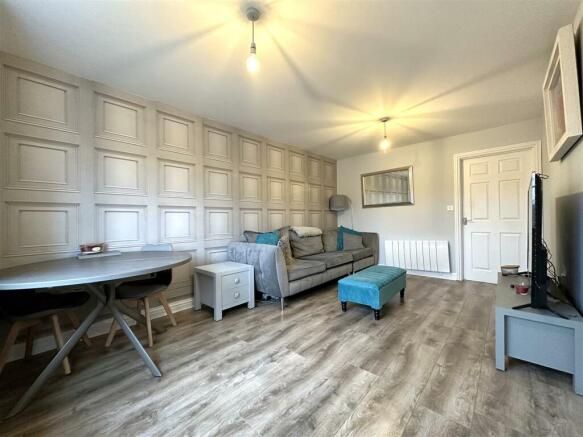 Spacious Lounge/Diner 635