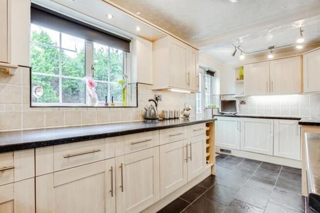 4 bed Detached for sale Image 8