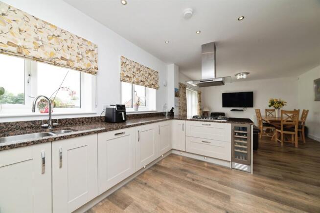 4 bed Detached to rent Image 4