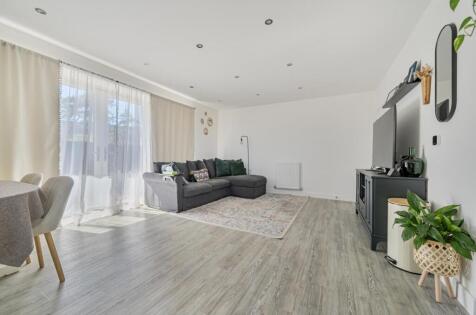 Henry Darlot Drive, Mill Hill