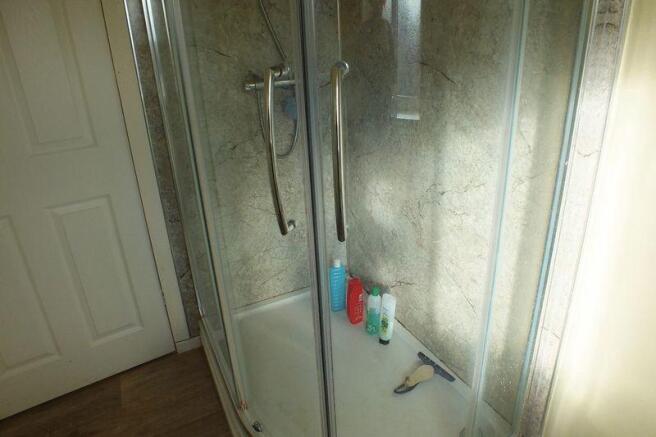 SHOWER IN SHOW...