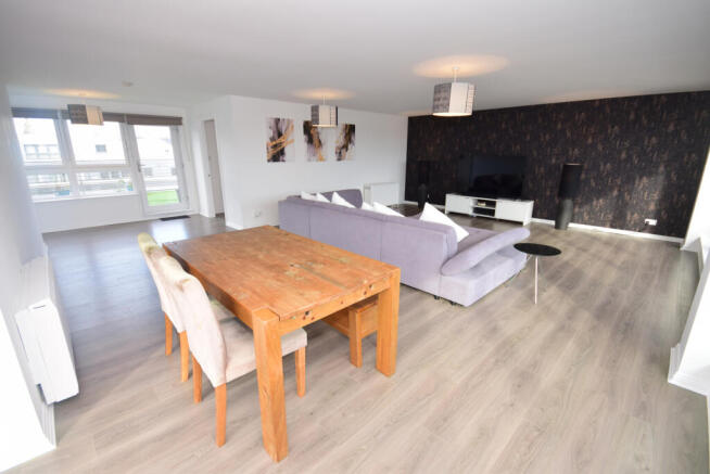 Lounge/Dining