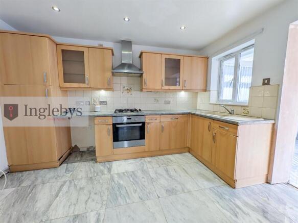 5 bed Semi-Detached for sale Image 5